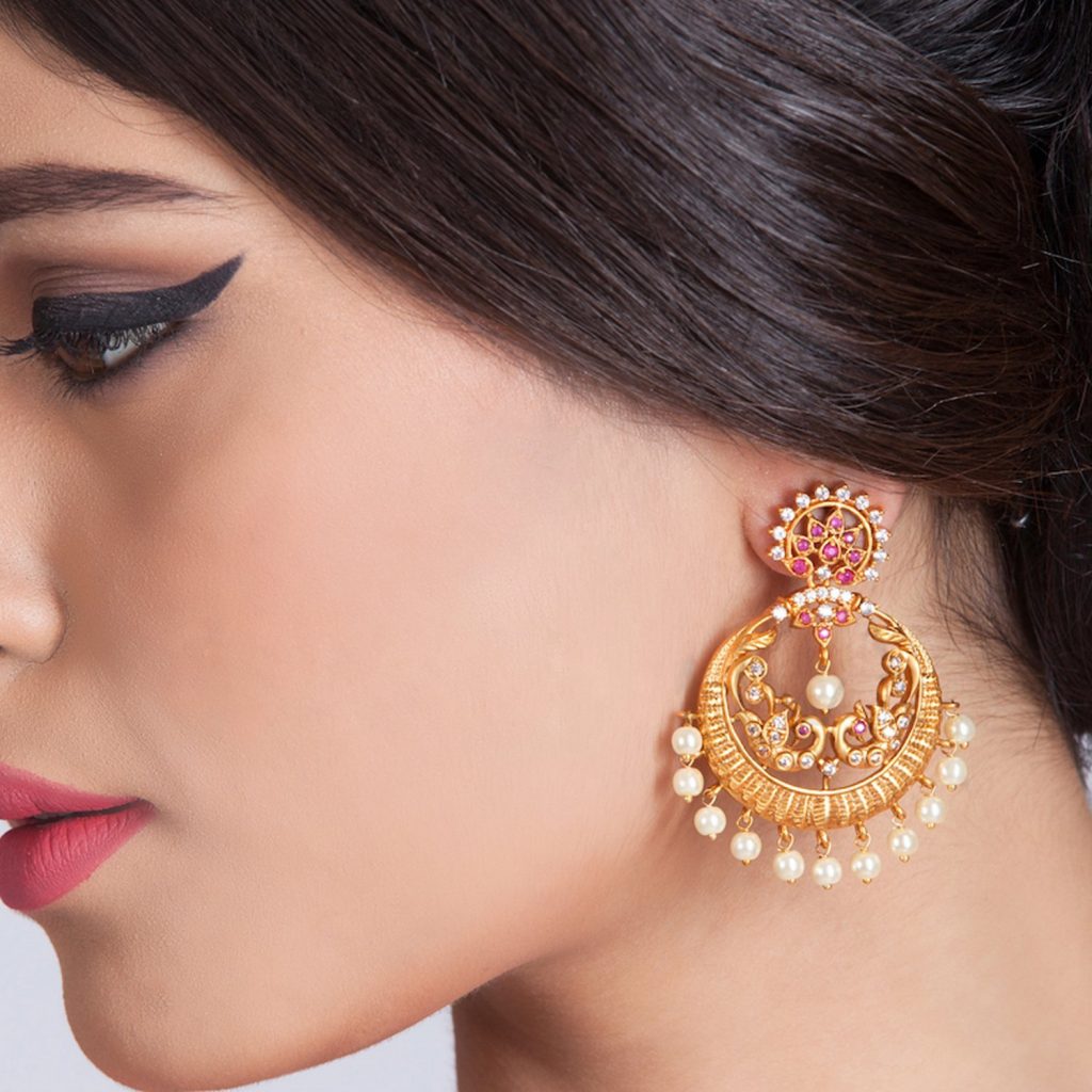 Best Earrings for Round Face